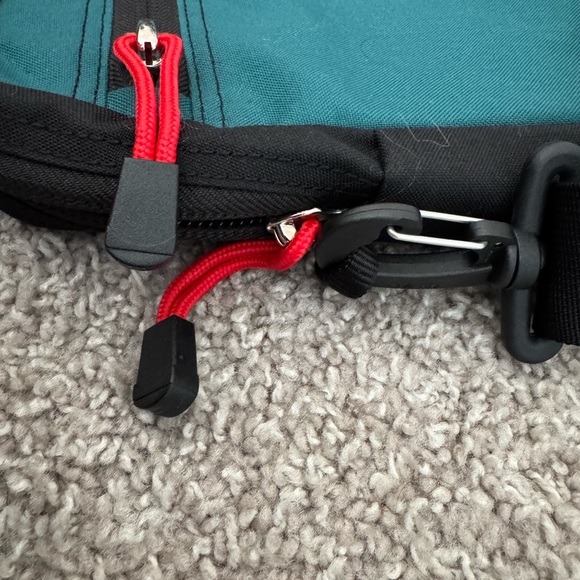 Osprey Arcane Crossbody / Messenger Bag – Pine Leaf Green - Picture 4 of 5